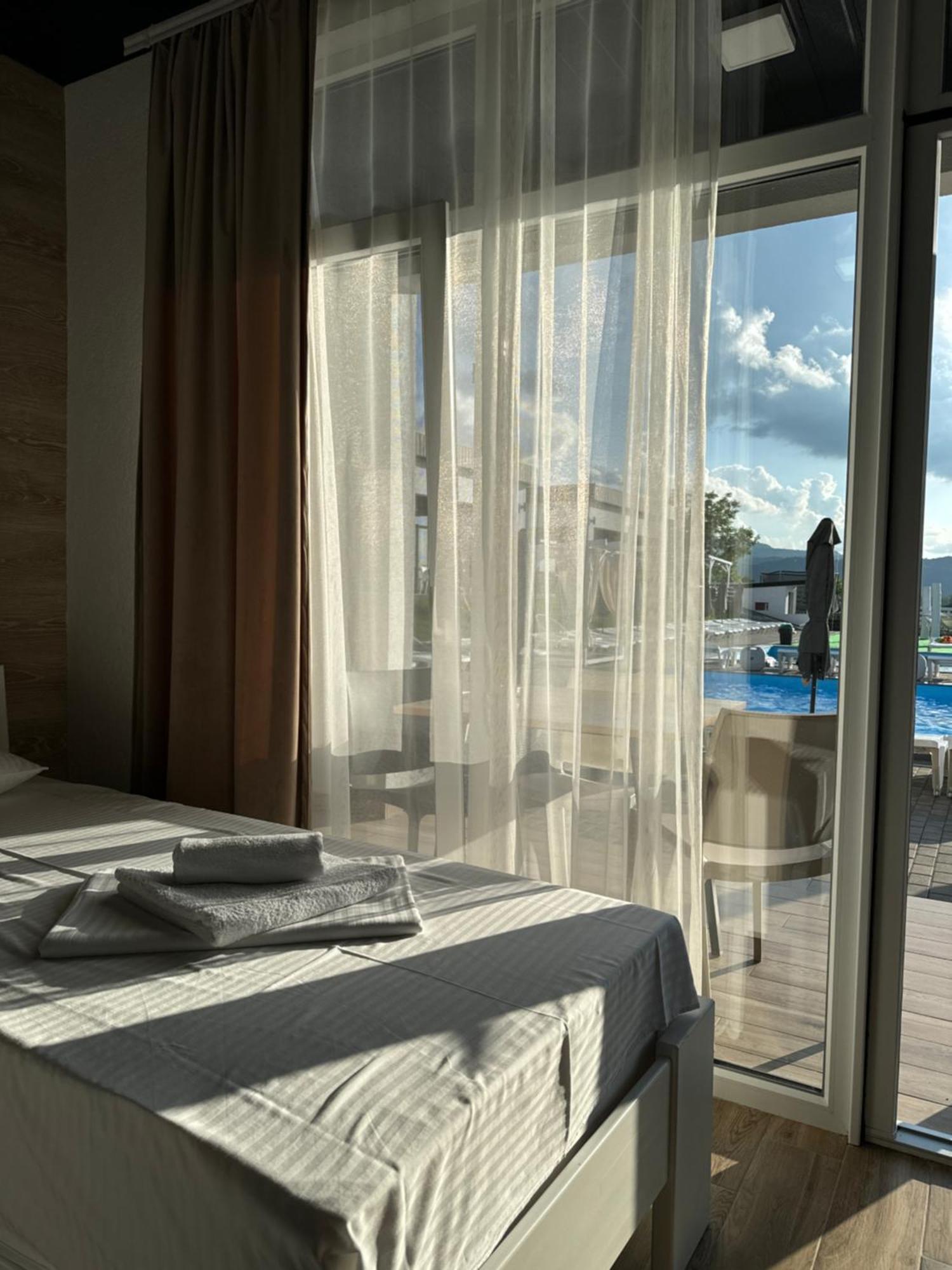 Modern House Hotel Solotvyno Buitenkant foto
