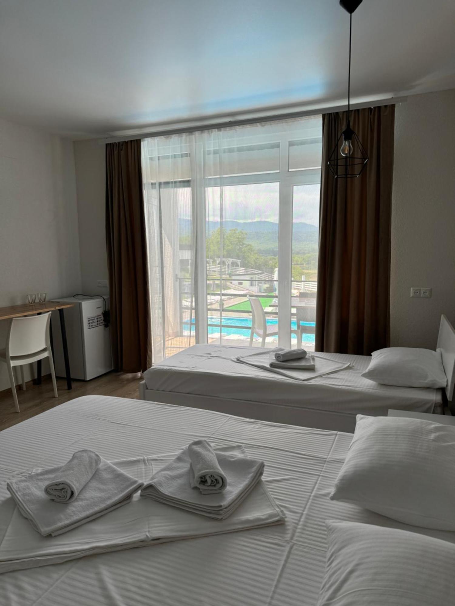 Modern House Hotel Solotvyno Buitenkant foto