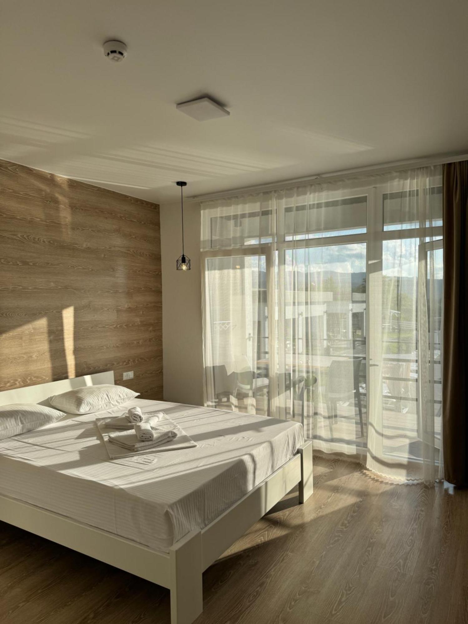 Modern House Hotel Solotvyno Buitenkant foto