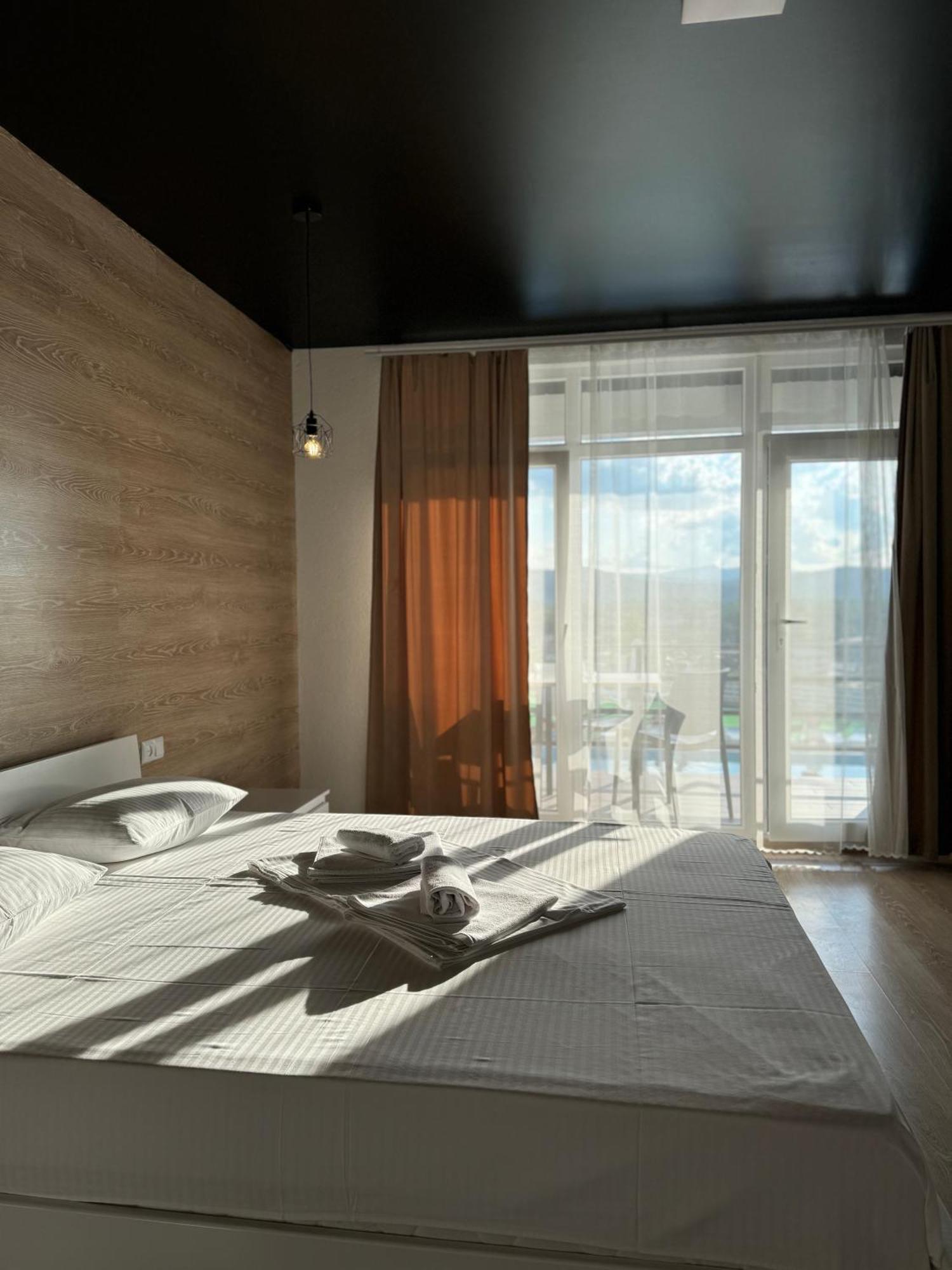 Modern House Hotel Solotvyno Buitenkant foto